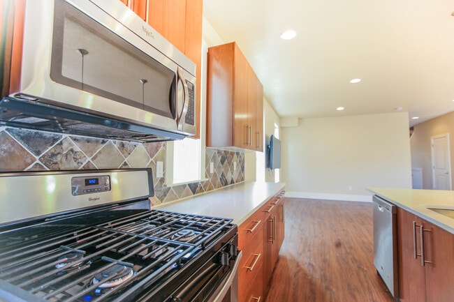 Photo - 910 Grove SW St