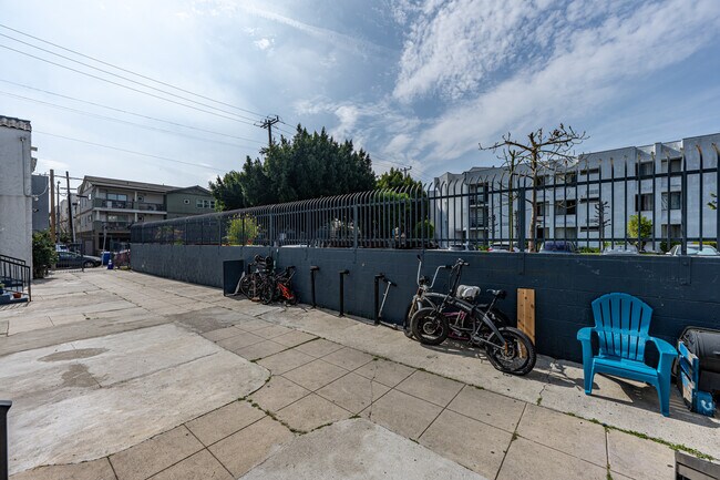 Courtyard - 1517 W 12th Pl