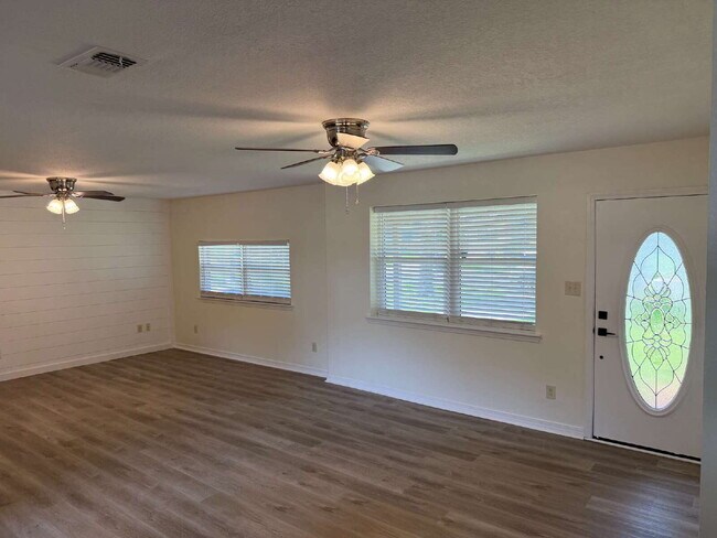 Photo - "Charming 3-Bedroom Gem with Granite Touches in Fort Walton Beach"