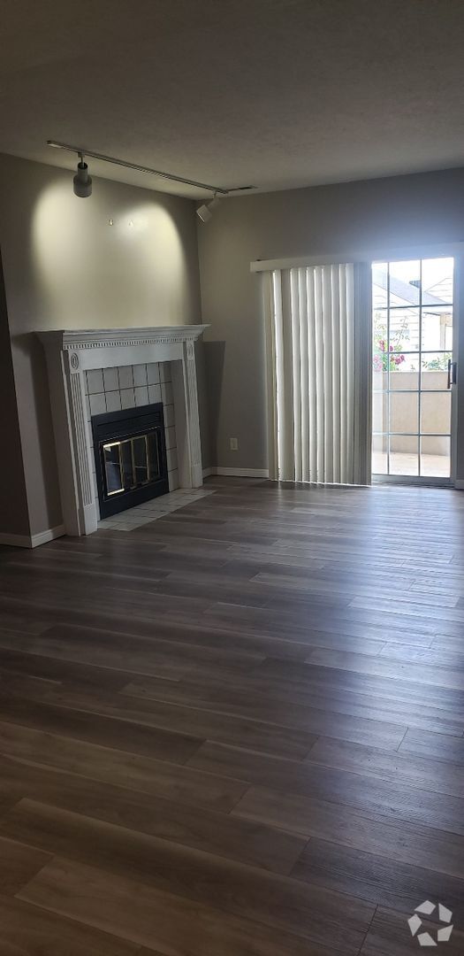 Building Photo - Charming 2 Bedroom Condo with Great Amenit... Unit 130