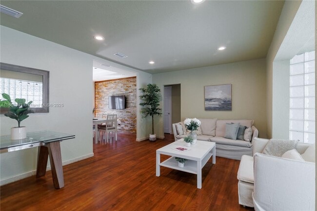 Photo - 250 NE 48th St