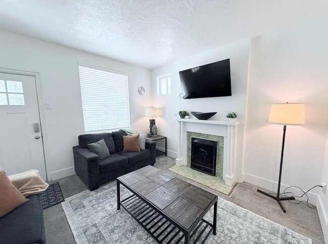 Photo - 779 Simpson Ave