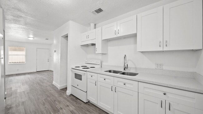 Building Photo - 7819 Glass St Rental
