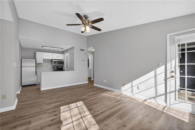 Photo - 423 Granville Ct