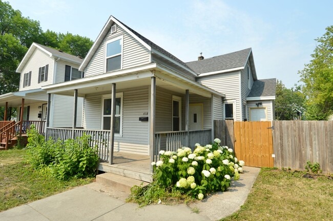 Building Photo - Updated 5 Bedroom House for Rent Near Downtown!