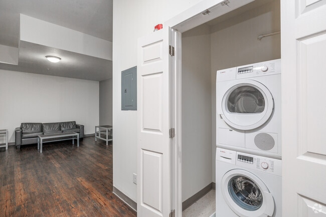 4BR, 4BA - 1,700SF - Laundry