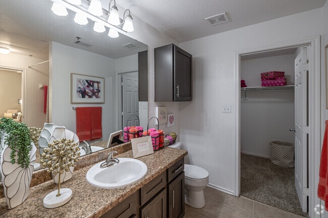 2 habitaciones, 2 baños, 100,2 pies cuadrados, baño principal - Arbors of Pleasant Valley Apts