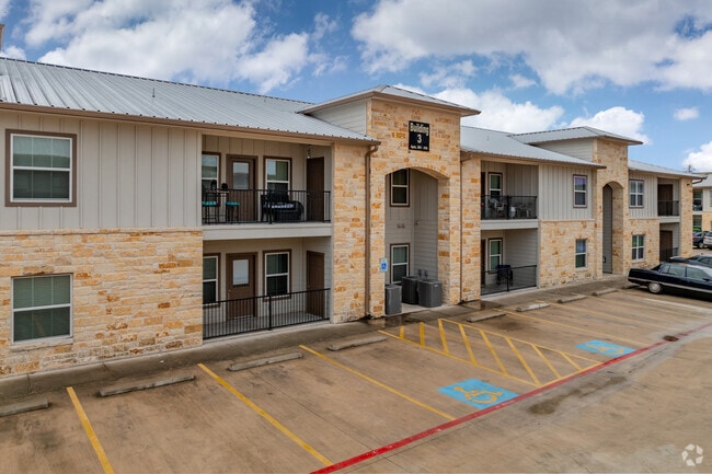 Uunit Exterior