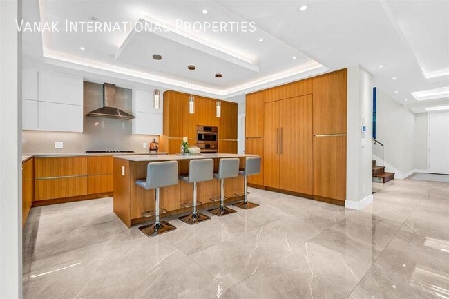 5 Bed / 5.5 Bath House in North Vancouver