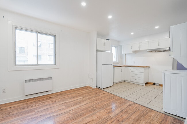 Building Photo - 8810 R. Sherbrooke E Unit 2