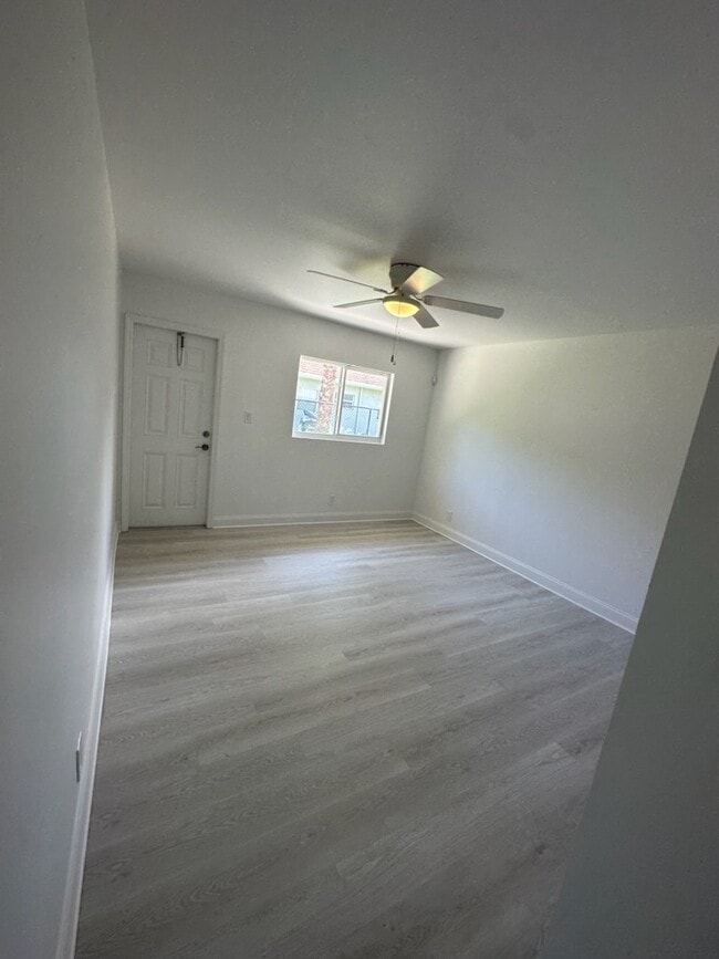 Spacious Bright Living Room. New Floors throughout. - 739 S Swinton Ave Unit Apartment #3