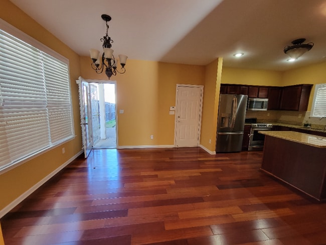Photo - 1404 Island Pl E