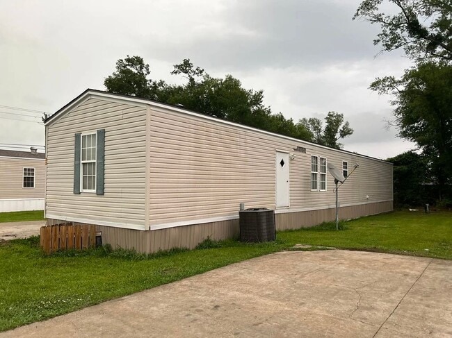 Photo - 805 Topsy Rd