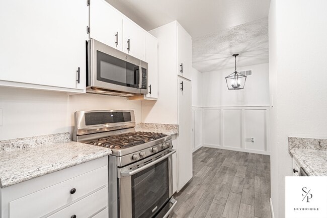 Photo - Modern and Cozy Rancho Cucamonga Townhouse with Hardwood Floors! Unidad APT 419
