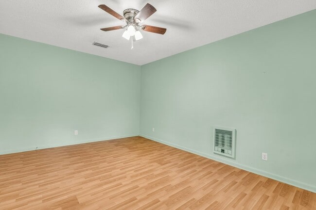 Photo - 711 Hemlock St