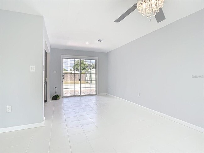 Photo - 3095 Pinetree St