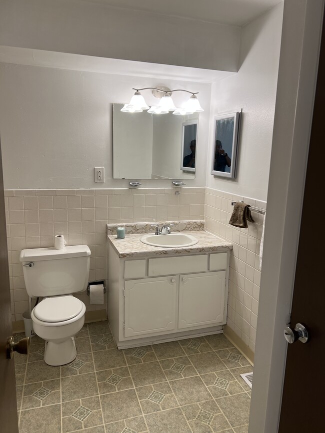 New Faucet, New Light Fixture and beautiful vanity - 10065 Puttington Dr Apartamentos Unidad C