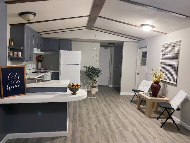 Photo - 777 E Yerby St