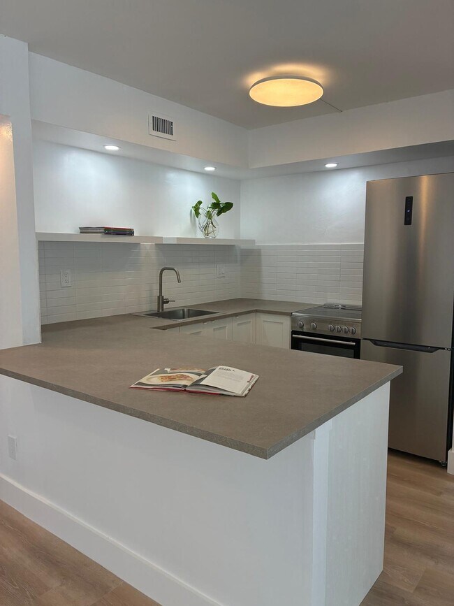 Photo - 2715 Tigertail Ave Unidad Apt 402