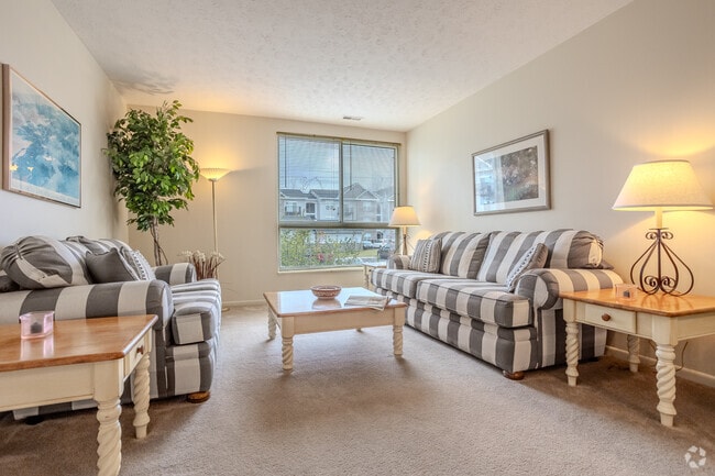 2 habitaciones, 1 baño - 865 pies cuadrados - Sala de estar - Woodlake Village Apartments