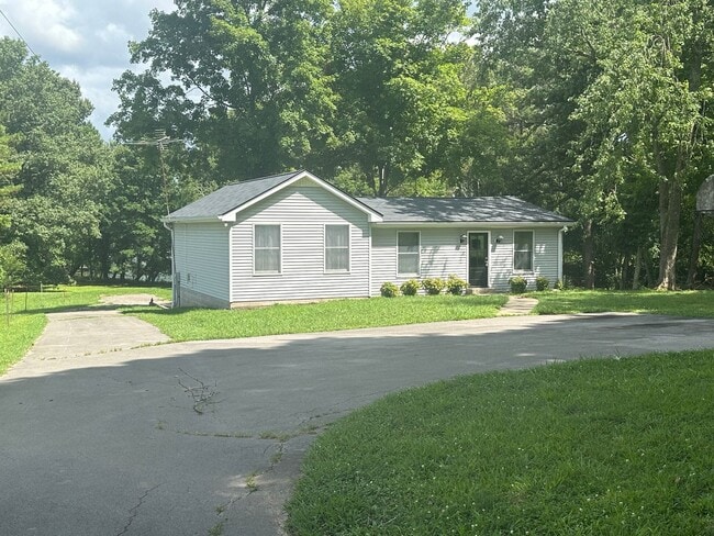 Building Photo - FOR LEASE- 2 BED, 1 BATH HOME THAT BACKS UP TO THE CUMBERLAND RIVER