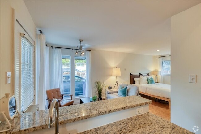 Building Photo - 2526 Durwood St Unit 107 Rental