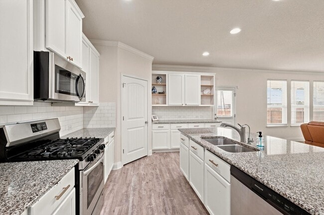Photo - Spacious 6 Bedroom with Media Room!