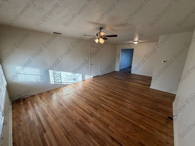 Photo - Beautiful- 3 Bedroom 1 bathroom Freshly Painted!