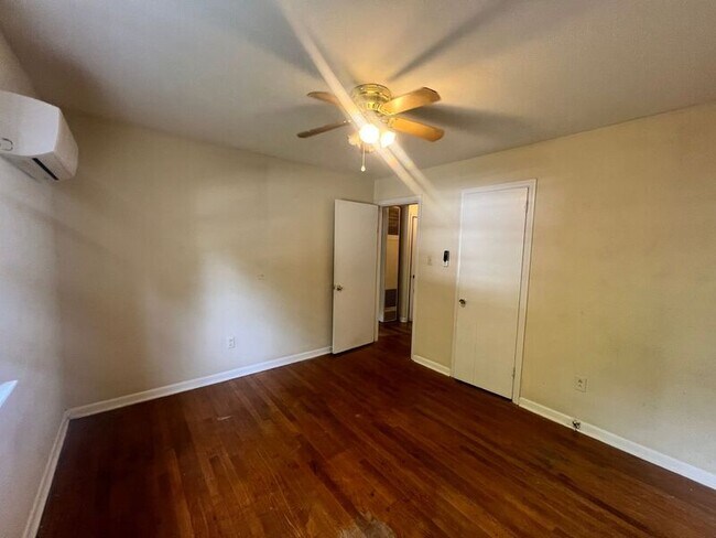 Photo - 408-410 Dobson St