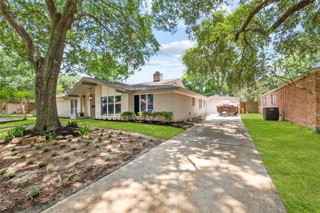 Photo - 8307 Braesview Ln