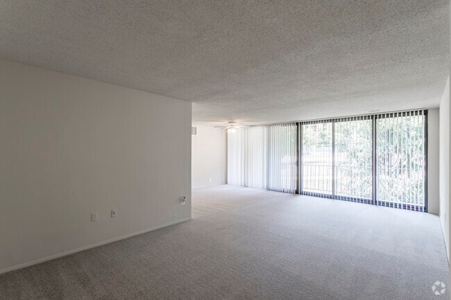 1 BR, 1 BA - 935 SF - London Park Towers Apartments