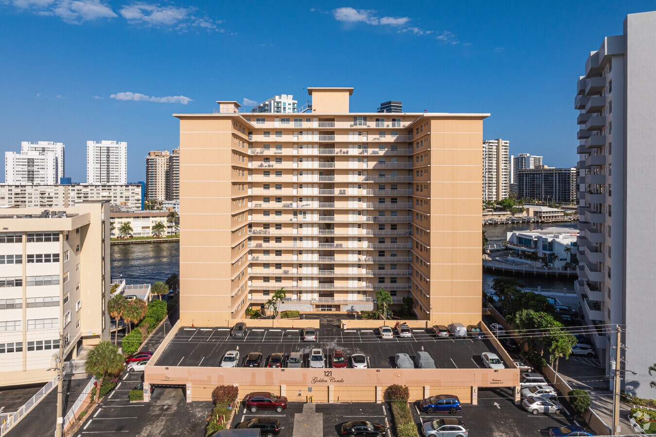 Alterno - 121 Golden Condos