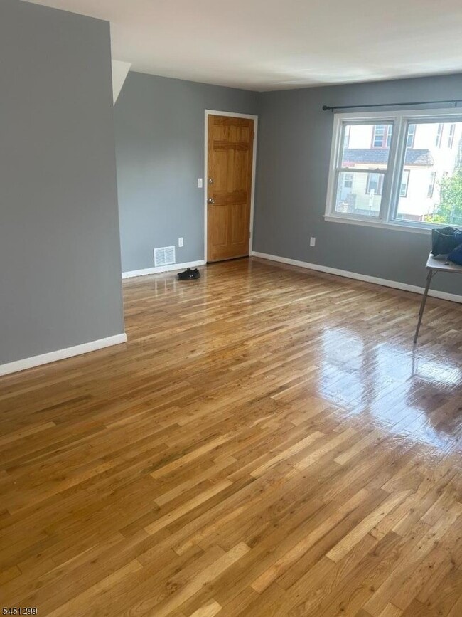 Photo - 105 Crawford St