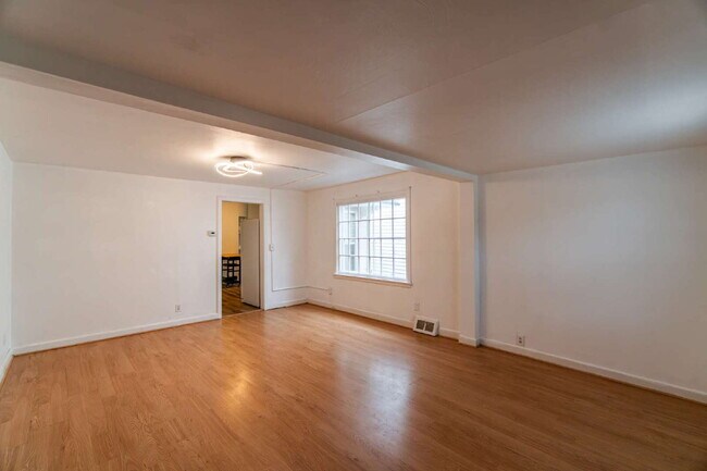 Updated 3-Bedroom Townhouse-Style Duplex with Modern Kitchen & Bath – Pets Welcome!