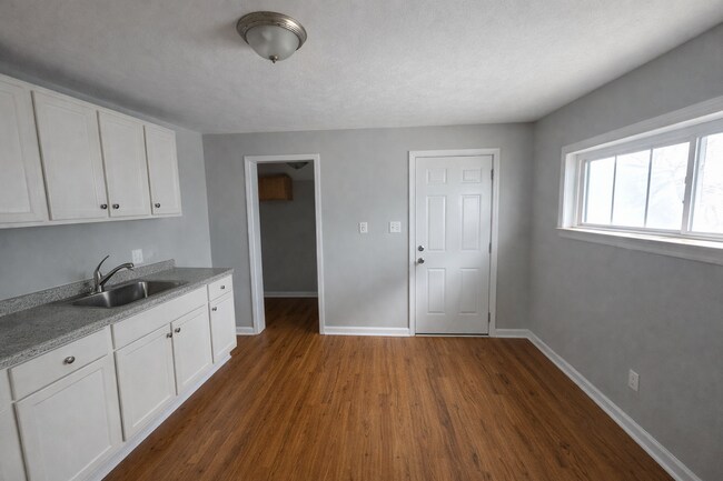 Photo - 843 Lasalle St