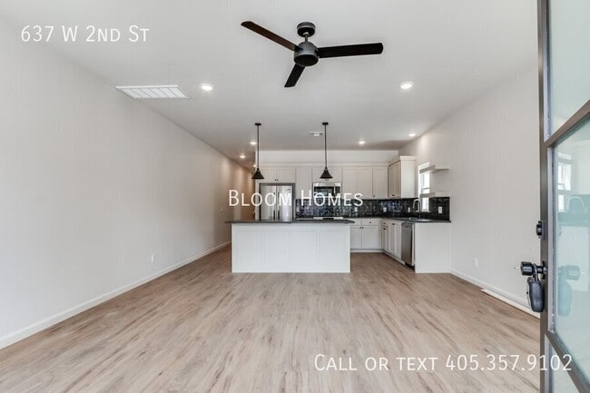 Photo - 637 W 2nd St