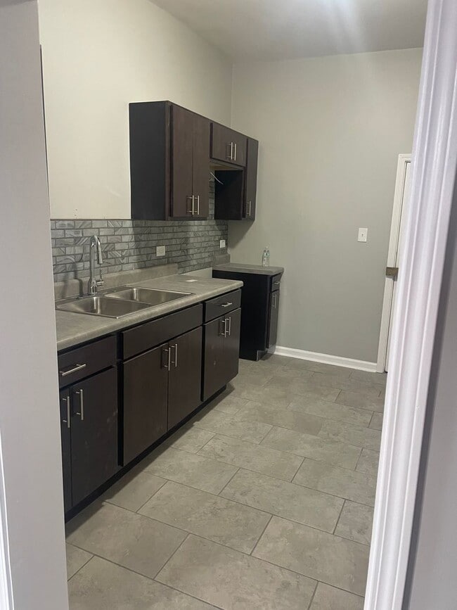 7652 S Dante Ave