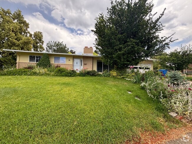 Building Photo - Great University Area Home!