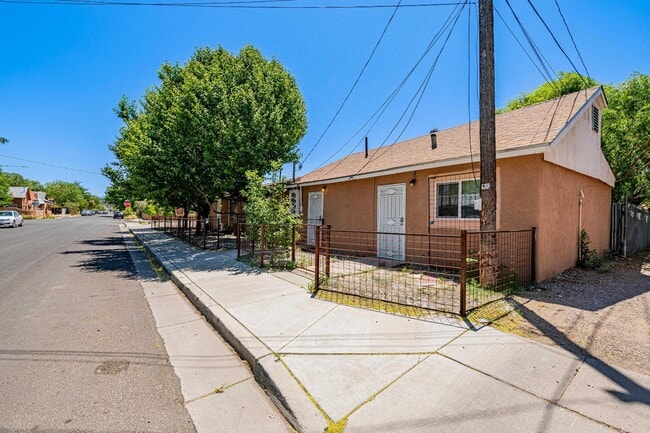 Photo - 704 Pacific Ave SW