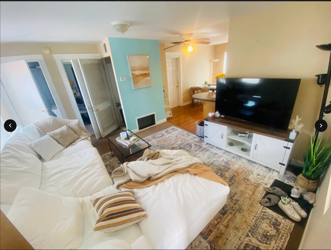 Building Photo - 2509 N Marshfield Ave Unit 2R