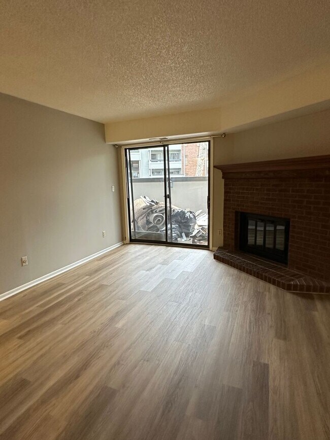 Building Photo - Spacious 1 bed/one bath in Aurora Unit C4 Rental