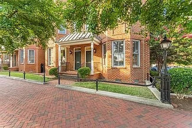 Building Photo - Gorgeous 3bd 3bath home available 08/07