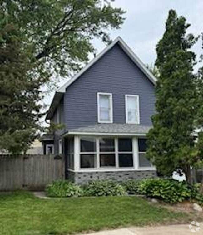 Building Photo - 3 Bedroom / 1 Bathroom 2 Story Home Availa...