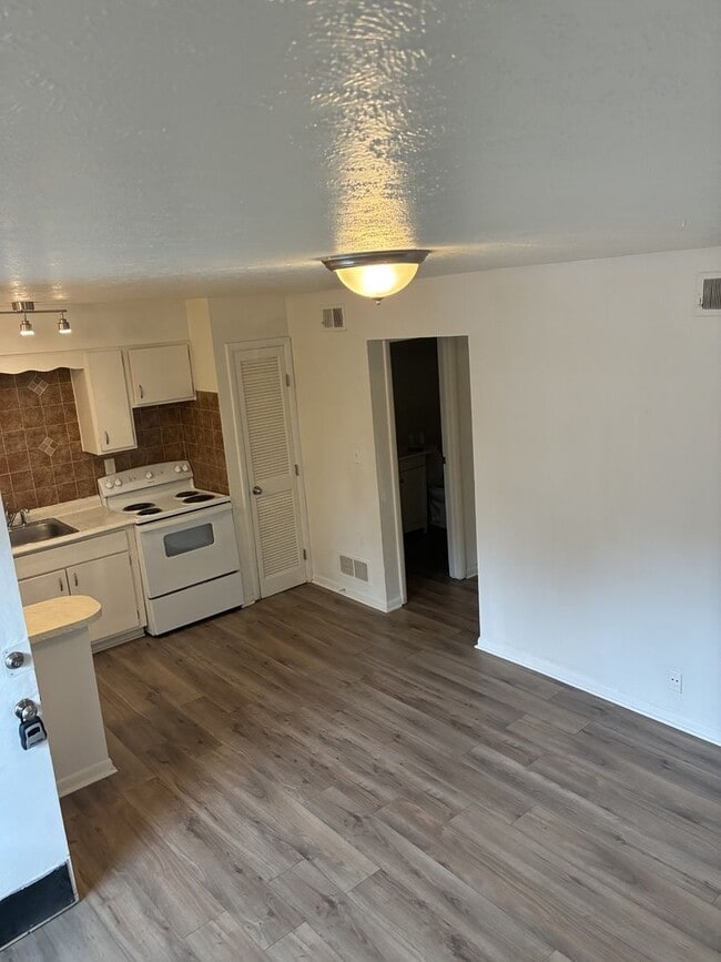 Building Photo - Pinecroft Apartments