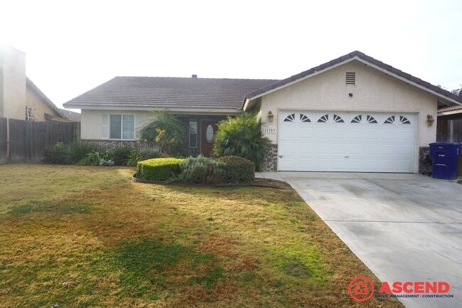 Building Photo - Spacious 4 Bedroom Home with Fenced Backyard & Garage