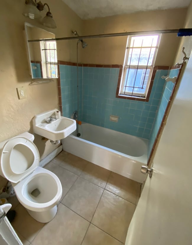 Photo - 1598 W 23rd St