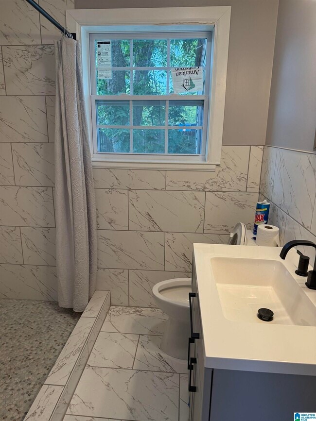 Photo - 724 Graymont Ave W