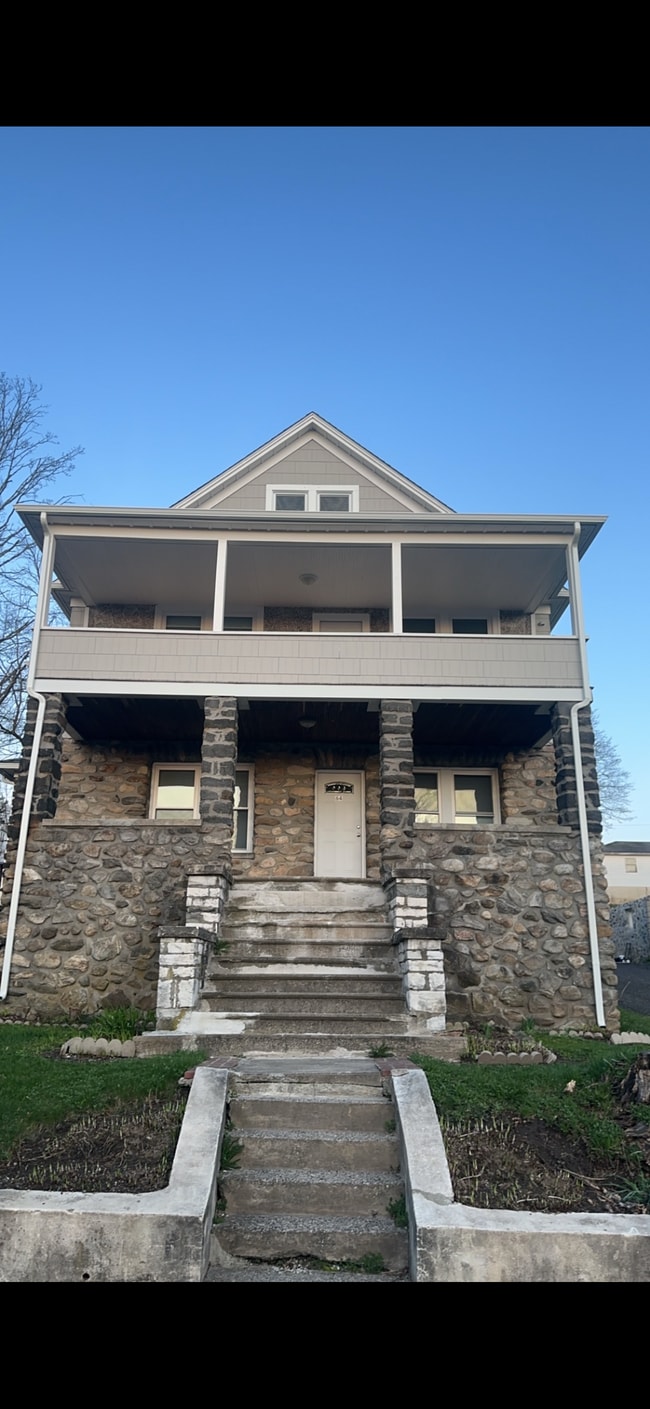 Building Photo - 66 Maplewood Ave Unit 66 Maple wood Ave A and B Rental