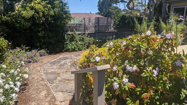 Building Photo - Lovely well-kept single family home in Pac...