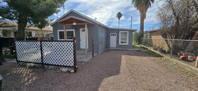 Building Photo - 315 W Palma St